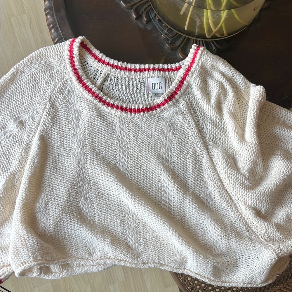 Whit knitted crop top